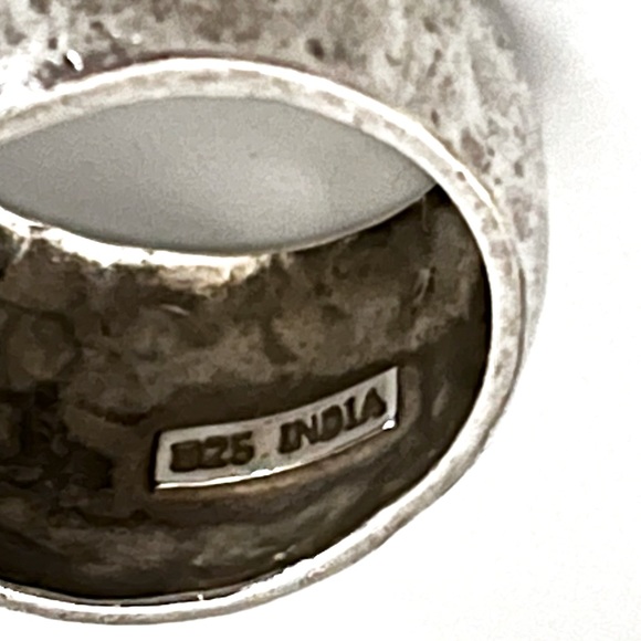 🗝️ Vintage Sterling Silver Hammered Pattern Asymmetric Band / Ring - Picture 5 of 5
